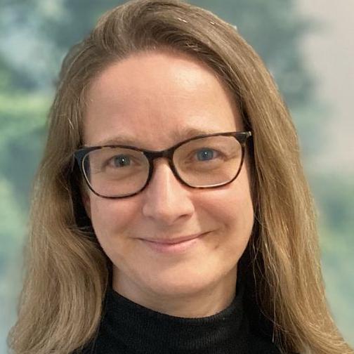 Carmen Weigelt, Accountant of Fairever Wenn ich gerade nicht dafür sorge, dass du deine Bestellung rechtzeitig erhältst, dann bereite ich unseren nächsten Audit vor oder checke die Höhe der Prämien, die wir bereits für die Mineure erzielen konnten. 