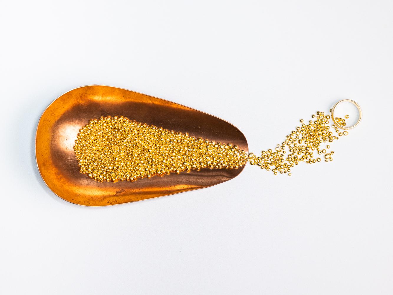 Our Fairever gold casting grain is made with 999.9 ‰ fine gold certified ecological to Fairmined/Fairtrade Standards.